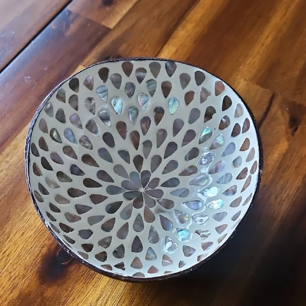 Decorative Mosaic Bowl with Teardrop Mother Of Pearl Inlay Design. - Picture 3 of 4
